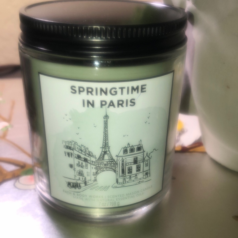 Bath and Bodyworks one with candle springtime in Paris Brand New